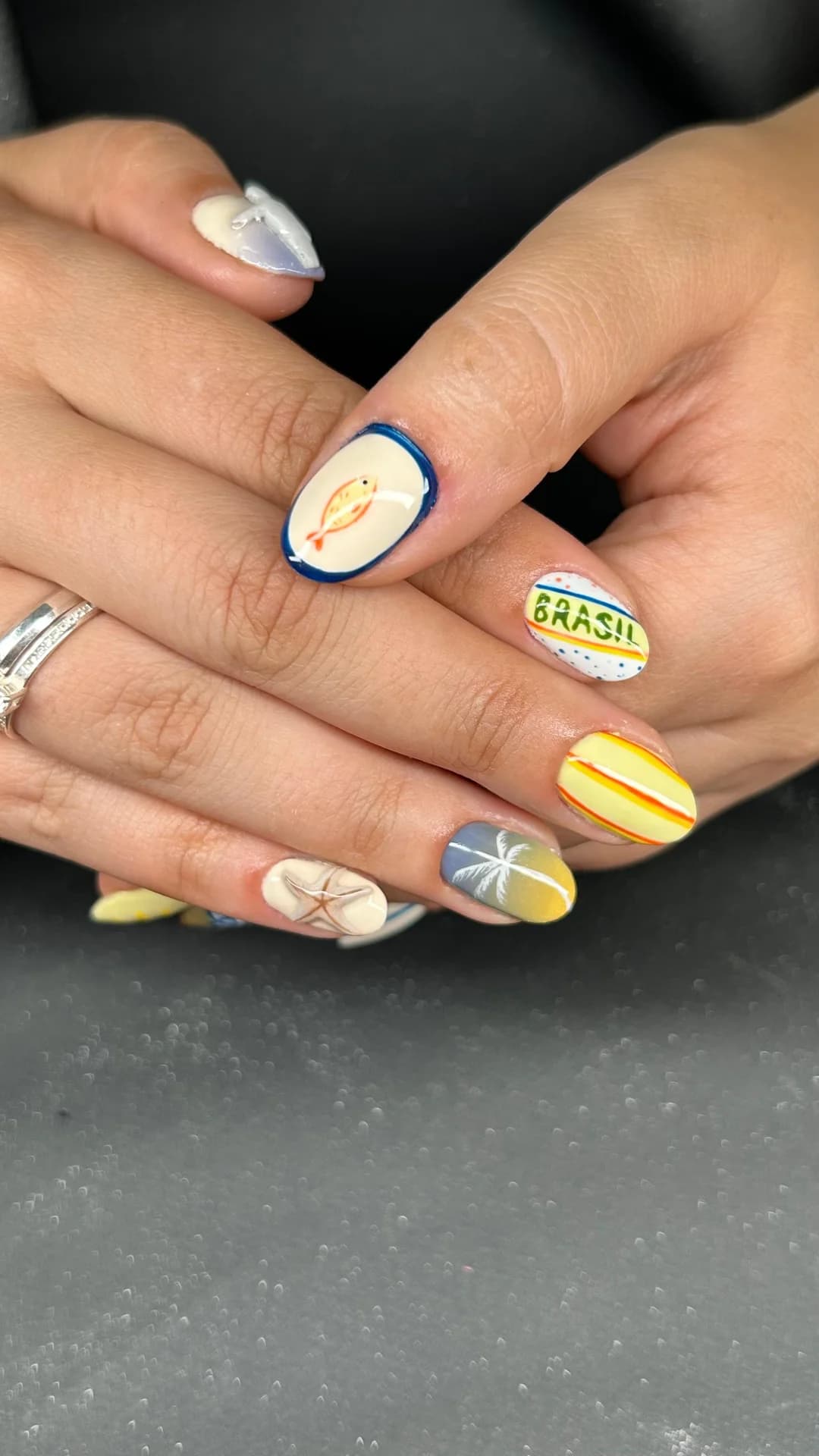 Nail art temática Brasil com palmeiras e praia